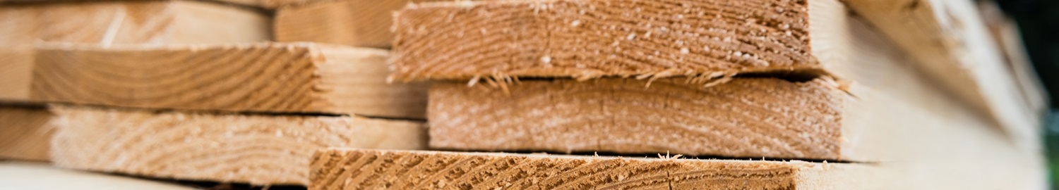Bauholz und Leimholz im Baumarkt